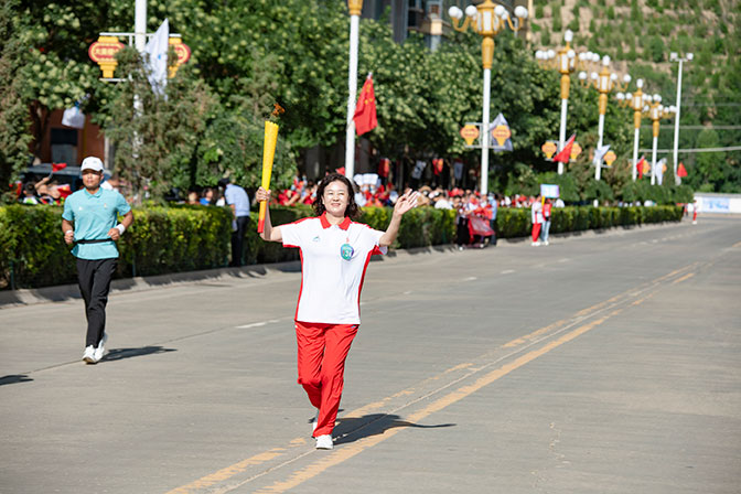 省十七運(yùn)火炬?zhèn)鬟f 白成愛董事長(zhǎng)擔(dān)任橫山香草羊肉第二棒火炬手！